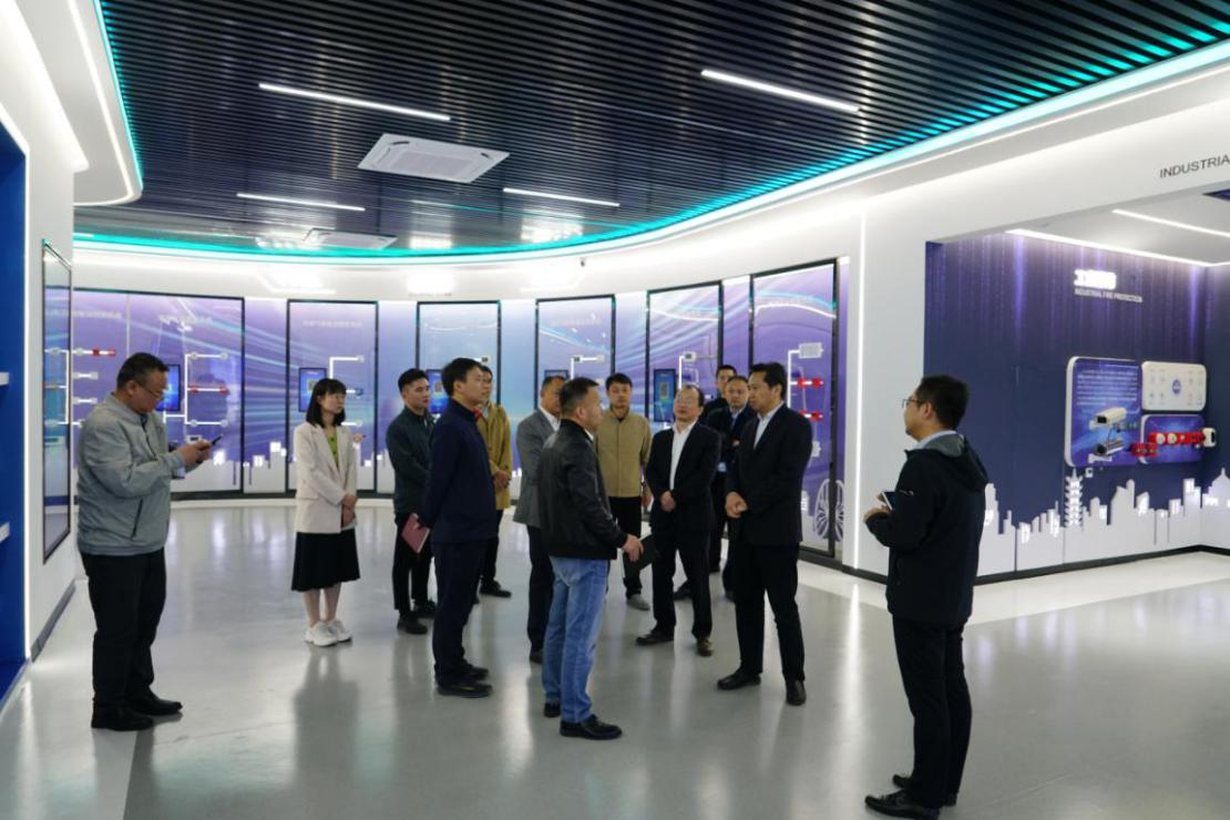 安徽省數(shù)據(jù)資源管理局黨組成員、副局長 王愛學一行調研依愛消防